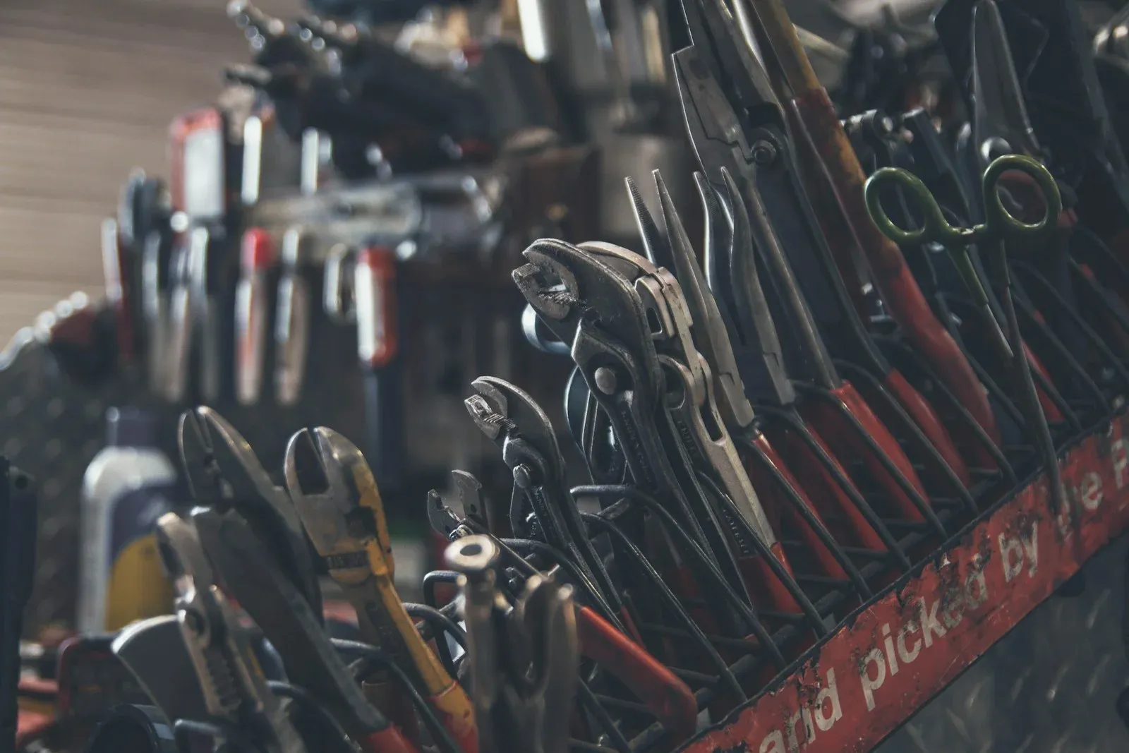 Herramientas manuales y equipos de trabajo en taller