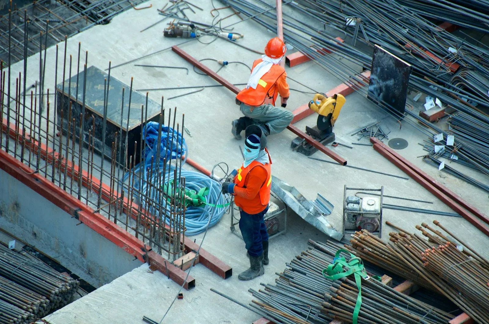 Profesionales trabajando en una estructura de construcción